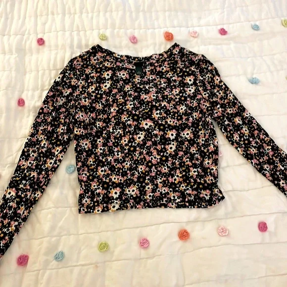 Flowery black cropped wild fable long sleeve shirt. - Picture 1 of 2